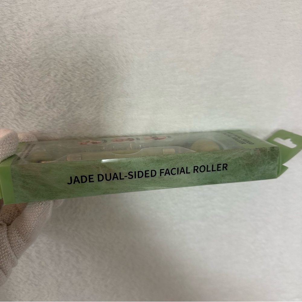 Jade Dual-Sided Facial Roller Green OS - Picture 4 of 5